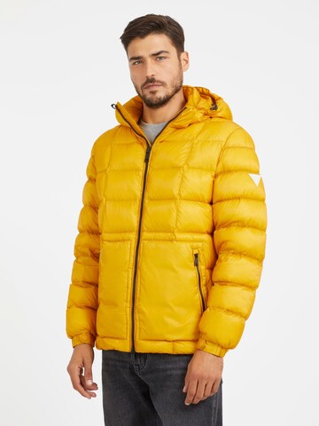 GUESS Winterjacke in Gelb: Vorderseite