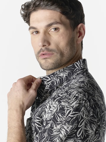 KOROSHI - Ajuste regular Camisa en negro