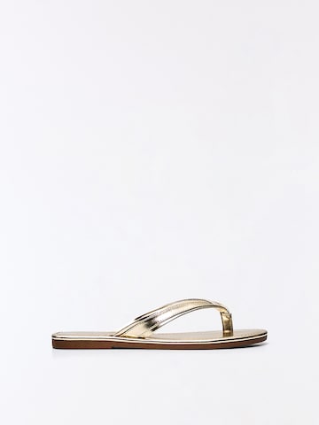 Flip-flops de la Bershka pe auriu