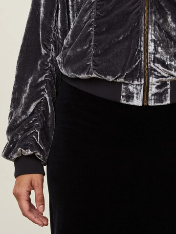 Odd Molly Välikausitakki värissä harmaa