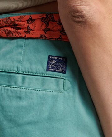 Superdry Regular Chino in Groen