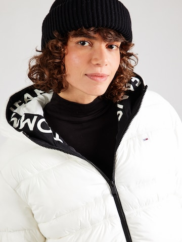Tommy Jeans - Chaqueta de invierno en blanco