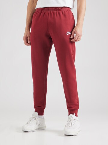 Tapered Pantaloni 'Club Fleece' de la Nike Sportswear pe roșu: față