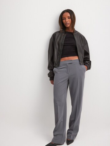 NA-KD Wide leg Pleated Pants in Grey: front