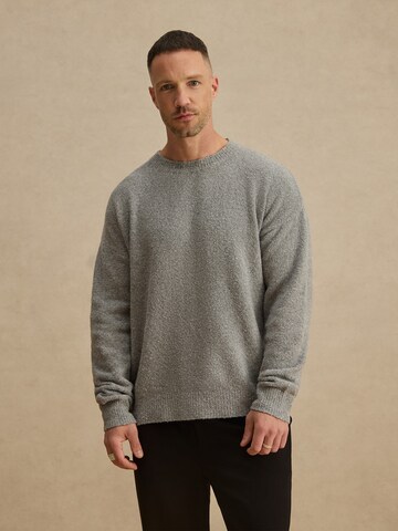 DAN FOX APPAREL Свитер 'Jeremy' в Серый: спереди