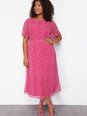 Robe Trendyol Curve en rose : devant