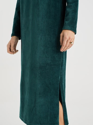 Rochie de la WE Fashion pe verde