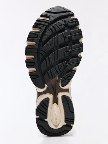 Bershka Trampki niskie w kolorze brązowy