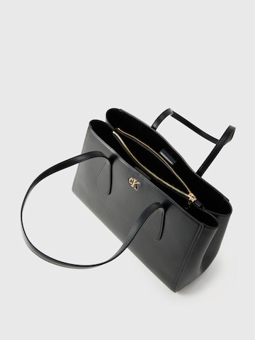 Calvin Klein Štandardný strih Kabelka na rameno - Čierna