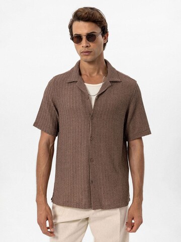 Antioch - Ajuste regular Camisa en marrón: frente