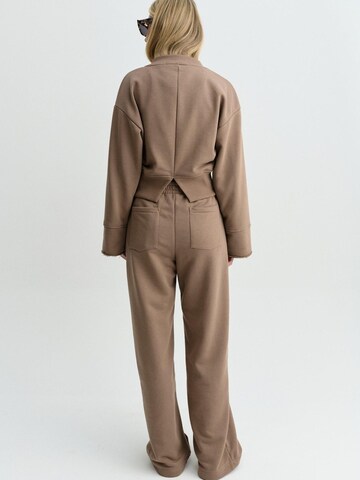 Loosefit Pantaloni 'SPODNIE DRESOWE FLOW TAUPE' di FEMSSY in grigio