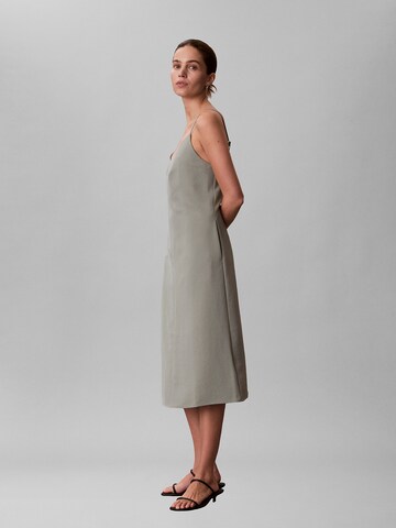 Robe Calvin Klein en gris