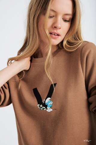 VILA Sweatshirt 'Smurfy' in Braun