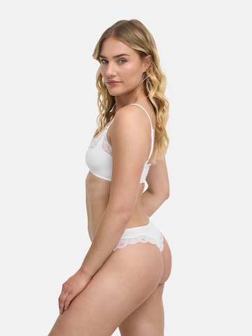 String 'Lace Tanga' cfab (formerly creamy fabrics) en blanc