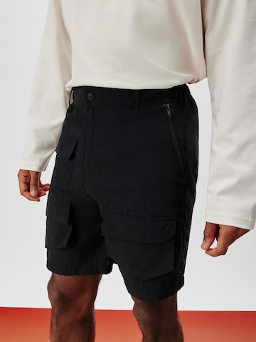 Regular Pantalon cargo 'Theo' ABOUT YOU x Kingsley Coman en noir : devant