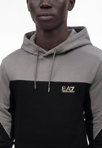 EA7 Emporio Armani Sweatshirt i svart: framsida