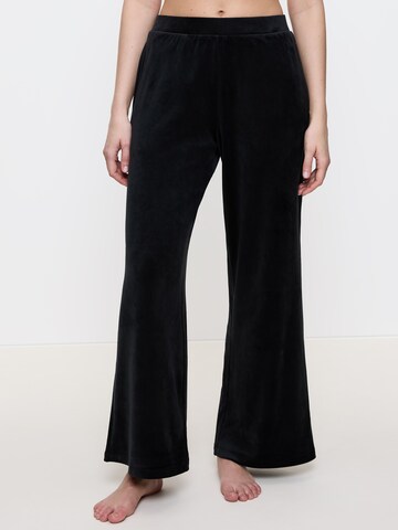 TRIUMPH - Pantalón de pijama ' Sensual Velour Wide Leg ' en negro: frente