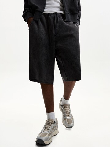 Bershka Baggy Trousers in Grey: front