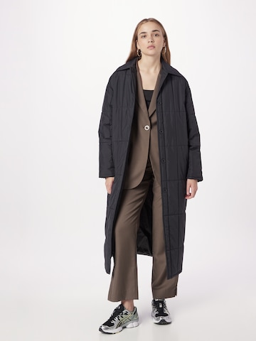 minimum Between-seasons coat 'QUILTA' in Black: front