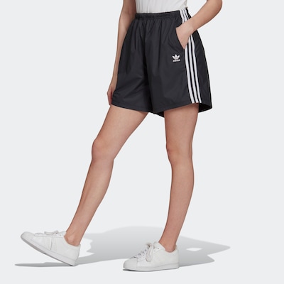 ADIDAS ORIGINALS Shorts in schwarz / weiß, Modelansicht