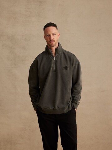 DAN FOX APPAREL Sweatshirt 'René' in Grijs: voorkant