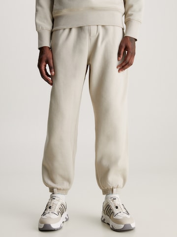 Calvin Klein Jeans Tapered Broek in Beige: voorkant