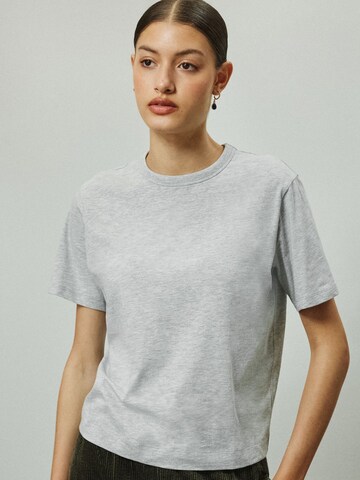 Tricou de la Next pe gri: față