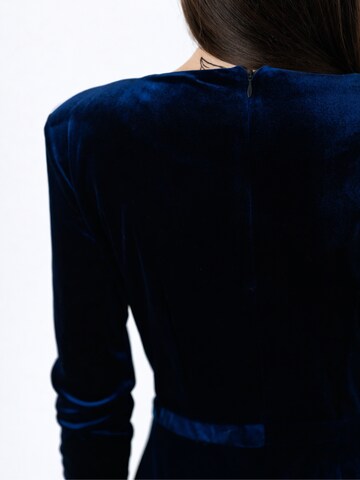 Petite Glam - Vestido de noche 'Regina' en azul