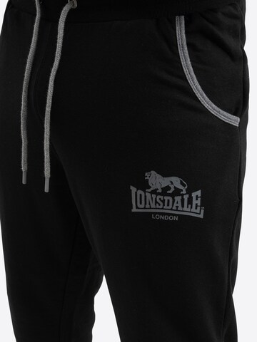 LONSDALE Ozke Hlače 'Wansford' | črna barva