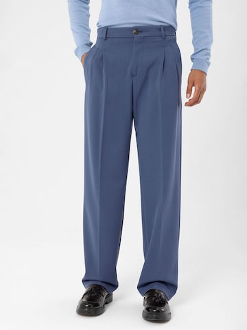 Antioch Regular Pleat-front trousers in Blue: front