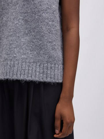 EDITED Pullover 'Xantara' in Grau