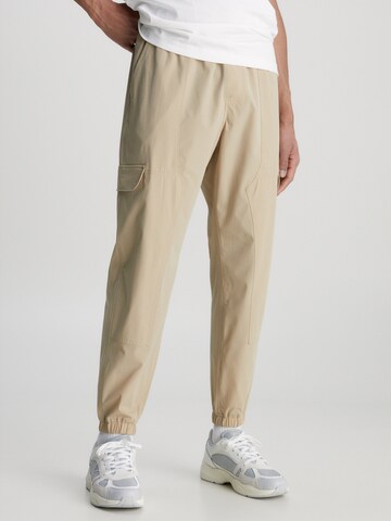 Calvin Klein Jeans Tapered Cargobyxa i beige: framsida