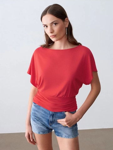 Maglietta di Dilvin in rosso: frontale