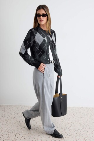 Trendyol Neuletakki värissä harmaa
