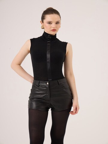 HOLLY LOLLY Top – černá: přední strana