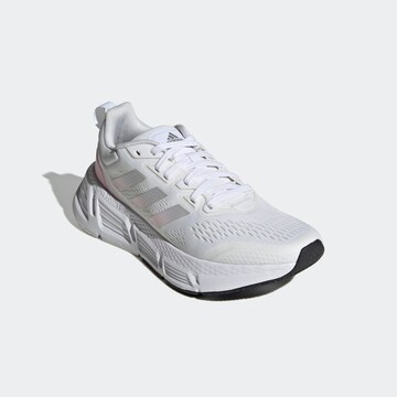 ADIDAS SPORTSWEAR - Sapatilhas baixas 'Questar' em branco