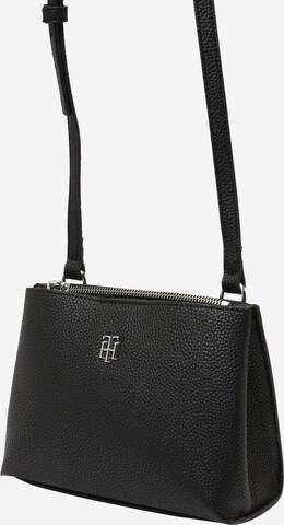 TOMMY HILFIGER Umhängetasche in Schwarz