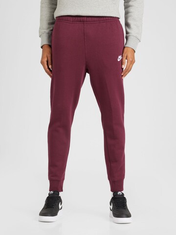 Effilé Pantalon 'Club Fleece' Nike Sportswear en rouge : devant
