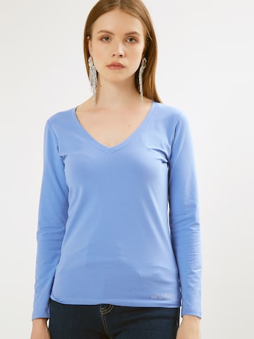 Influencer Μπλουζάκι σε μπλε: μπροστά