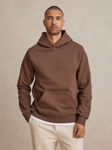 DAN FOX APPAREL Суичър 'Arvid' в кафяво: отпред