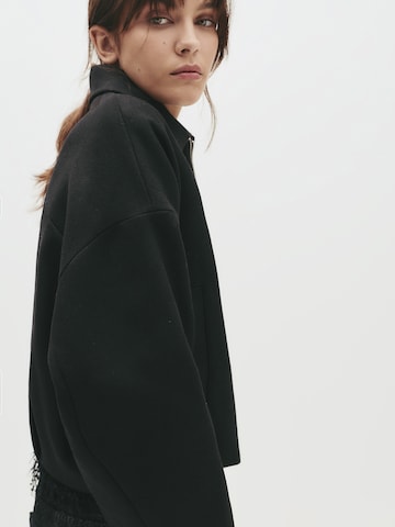 Pull&Bear Prehodna jakna | črna barva