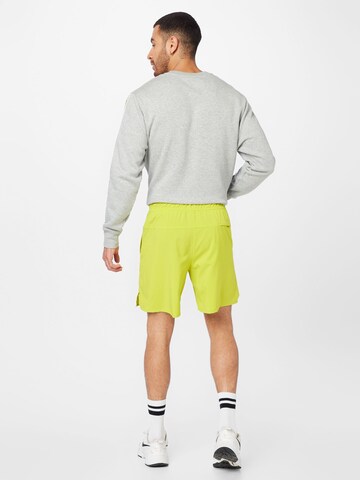 Regular Pantaloni sport de la NIKE pe verde