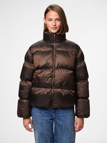 PIECES - Chaqueta de invierno 'PCMilla' en marrón: frente