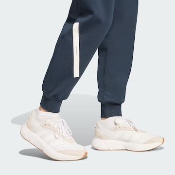ADIDAS SPORTSWEAR - Tapered Calças de desporto 'Z.N.E.' em azul
