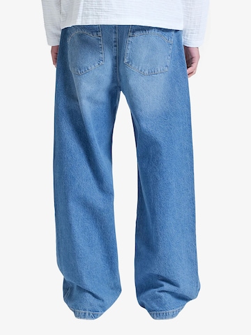 Reternity - Folgado Calças de ganga 'Essential' em azul