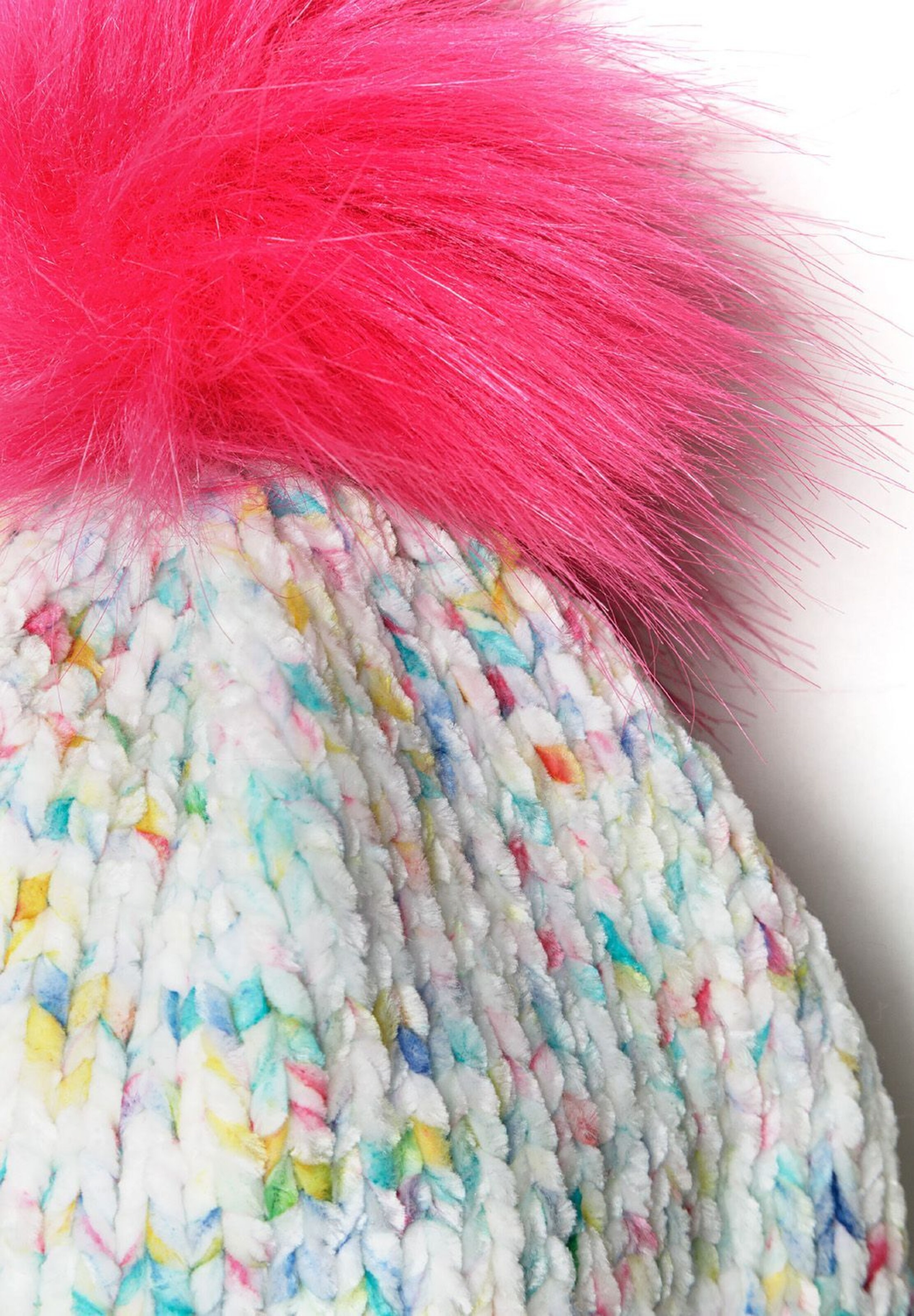 Căciulă de la MINOTI pe alb