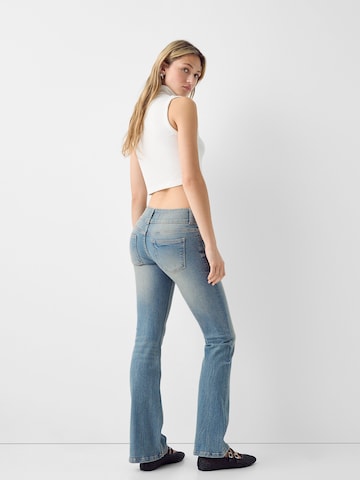 Bootcut Jeans di Bershka in blu