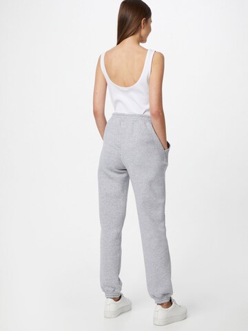 Tapered Pantaloni 'Naomi' di ABOUT YOU in grigio