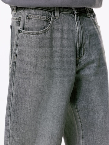 Pull&Bear Baggy Farkut värissä harmaa