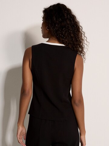 Apricot Vest ' ' in Black